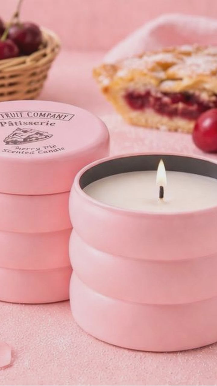 Charger la vidéo : Lot de 8 Pièces - Bougie Parfum Cherry Pie "Gamme Patisserie" - The Fruit Company
